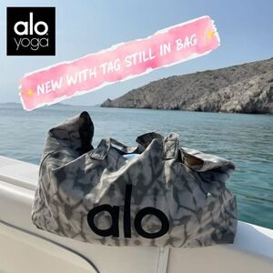 ✨BNWT Alo Yoga Iconic Tie Dye Tote Bag in original packaging unopened